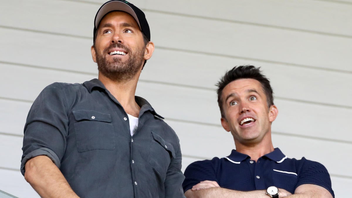 Rob Mcelhenney Launched Ryan Reynolds Memorial Blimp To Celebrate His Co Chairs Birthday 