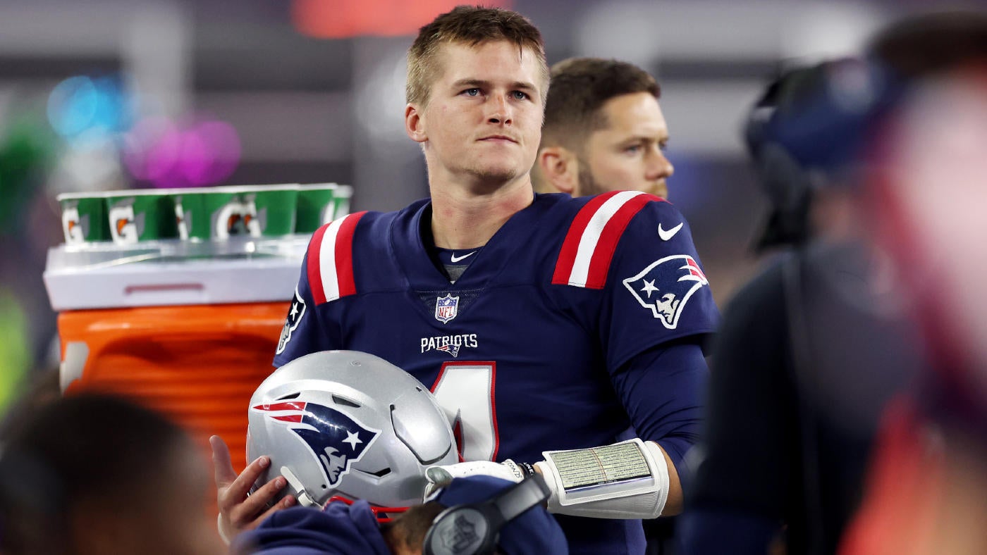 Patriots players caught off guard by Mac Jones, Bailey Zappe QB carousel: 'An ugly situation'