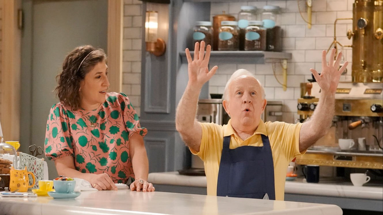 Mayim Bialik Reveals 'Call Me Kat' Cast and Crew Learned of Leslie Jordan's Death on Set Waiting for Him