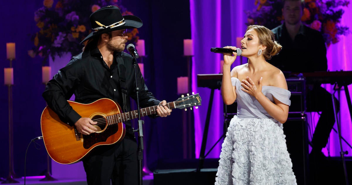 Loretta Lynn S Granddaughter Surprises With Amazing Voice At   Loretta Lynn Emmy Russell 