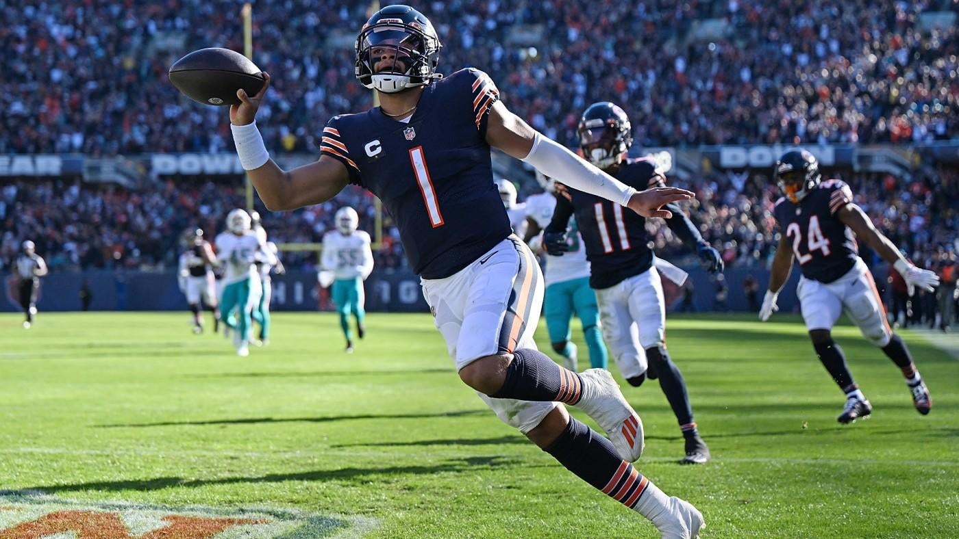 Dolphins' Mike McDaniel explains yelling at Justin Fields during Bears game: 'I wanted him to stop scrambling'