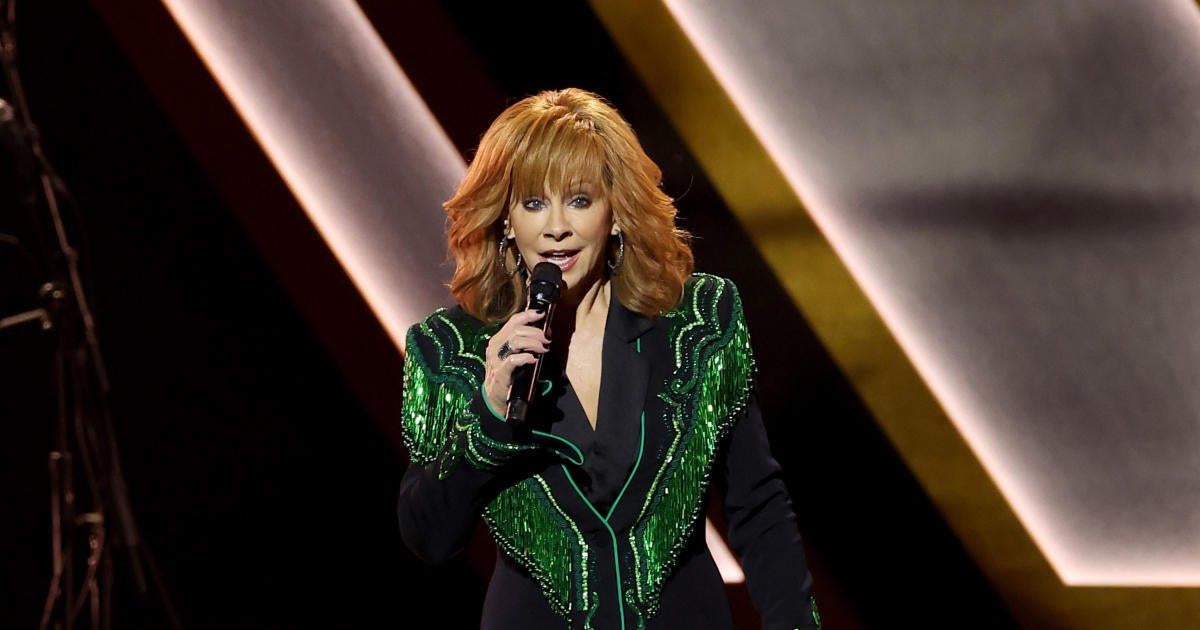 Reba McEntire Rewears Green Fringe Suit From 1995 Tour for Loretta Lynn Tribute at CMA Awards