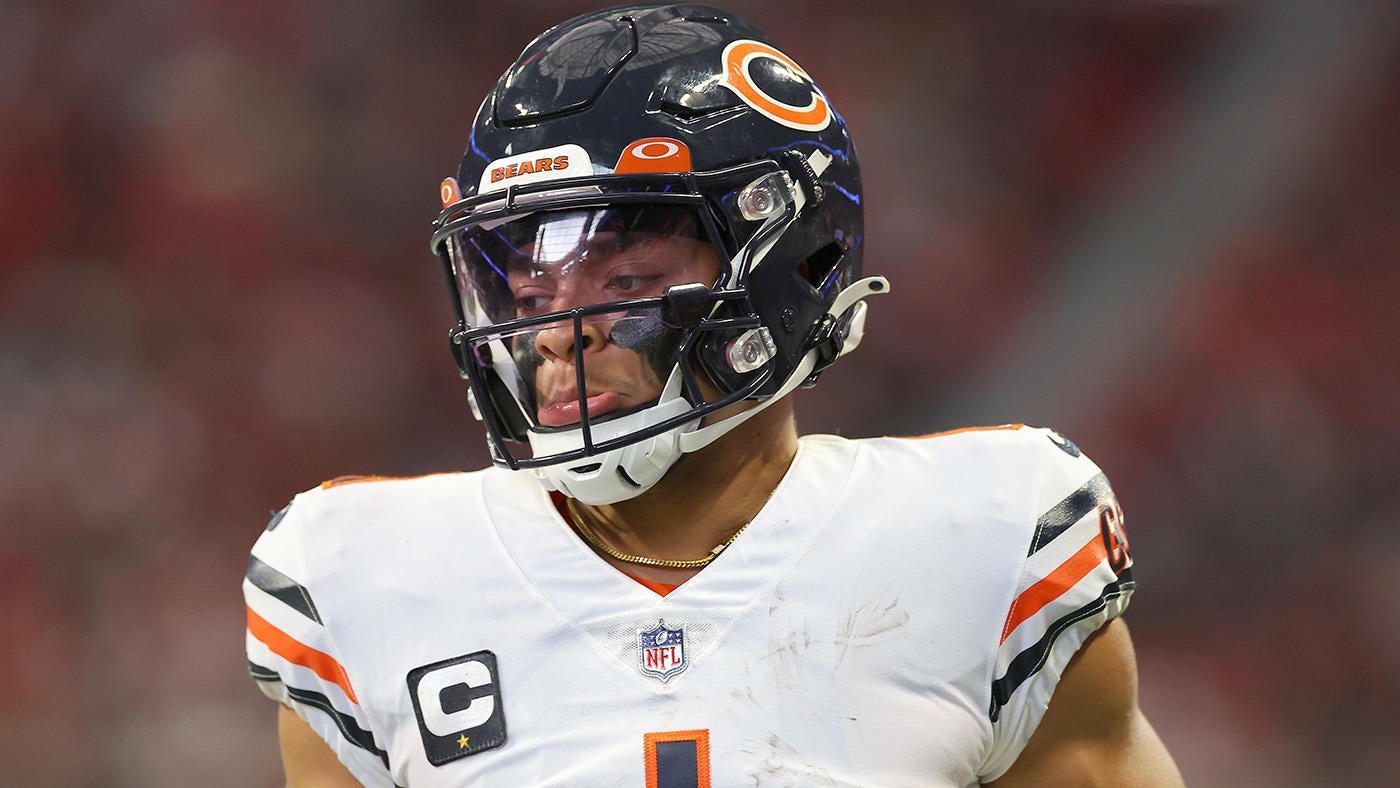 Bears' Justin Fields injury update: Chicago QB battling hurt shoulder, uncertain for Week 12 vs. Jets
