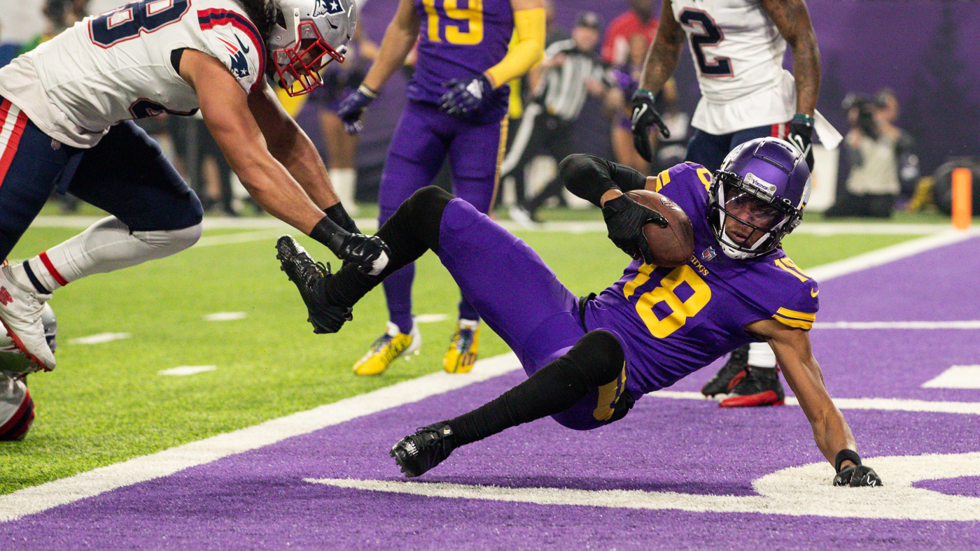 Vikings' Justin Jefferson breaks Randy Moss' NFL receiving record during Thanksgiving game