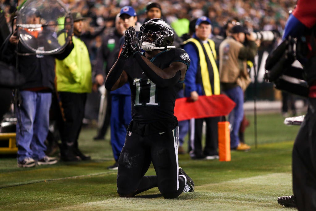 A.J. Brown fights through illness, burst blood vessel in eye to star again for Eagles