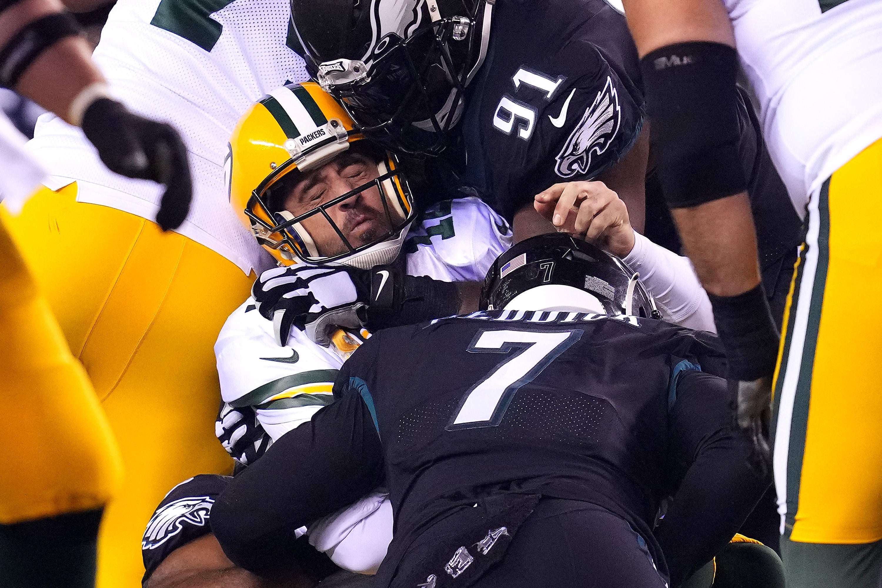 Aaron Rodgers 'feeling better' after leaving Eagles game with rib injury, to start Week 13 if healthy enough