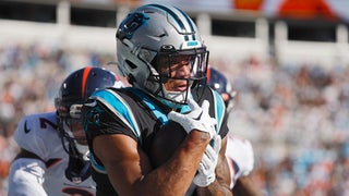 Denver Broncos defensive tackle Mike Purcell (98) sits on the bench during  an NFL football game against the Carolina Panthers, Sunday, Nov. 27, 2022,  in Charlotte, N.C. (AP Photo/Brian Westerholt Stock Photo - Alamy