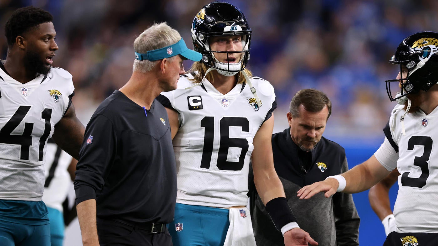 Trevor Lawrence scare: Jaguars QB grabs leg after awkward sack, but soon returns against Lions