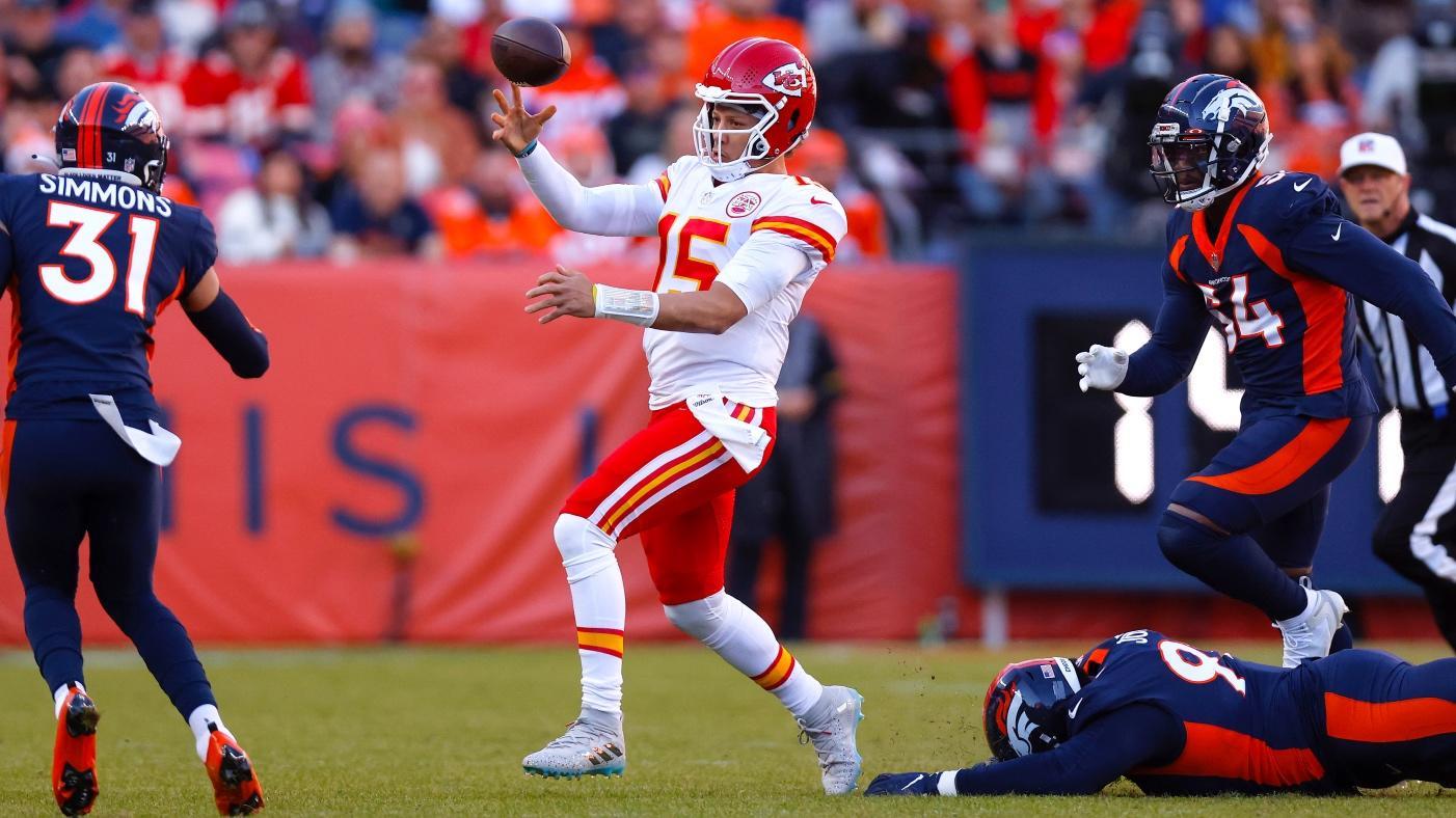 WATCH: Chiefs' Patrick Mahomes flips no-look TD pass to Jerick McKinnon vs. Broncos