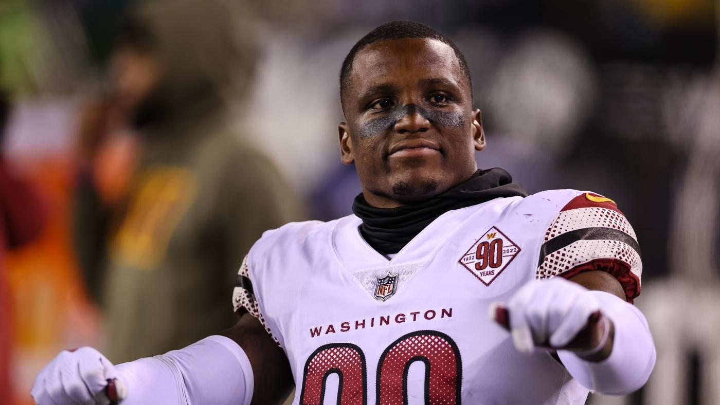 WATCH: Washington Commanders special teamer Jeremy Reaves breaks down after learning he made the Pro Bowl