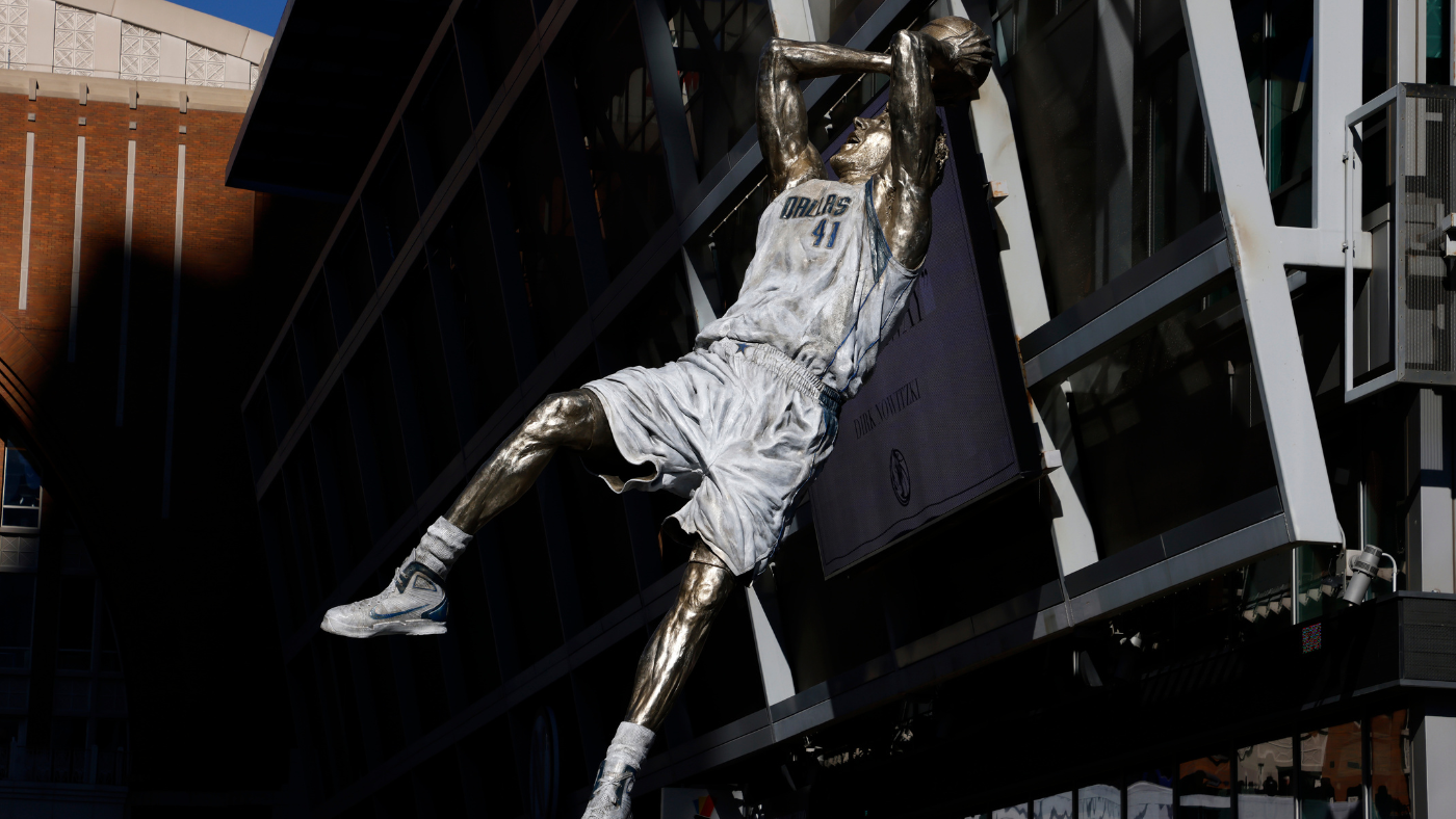 LIHAT: Mavericks mengungkap patung Dirk Nowitzki di luar American Airlines Center