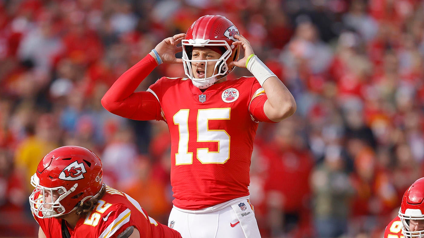 Chiefs' Patrick Mahomes catches own batted pass, nearly converts first down in wild play vs. Broncos