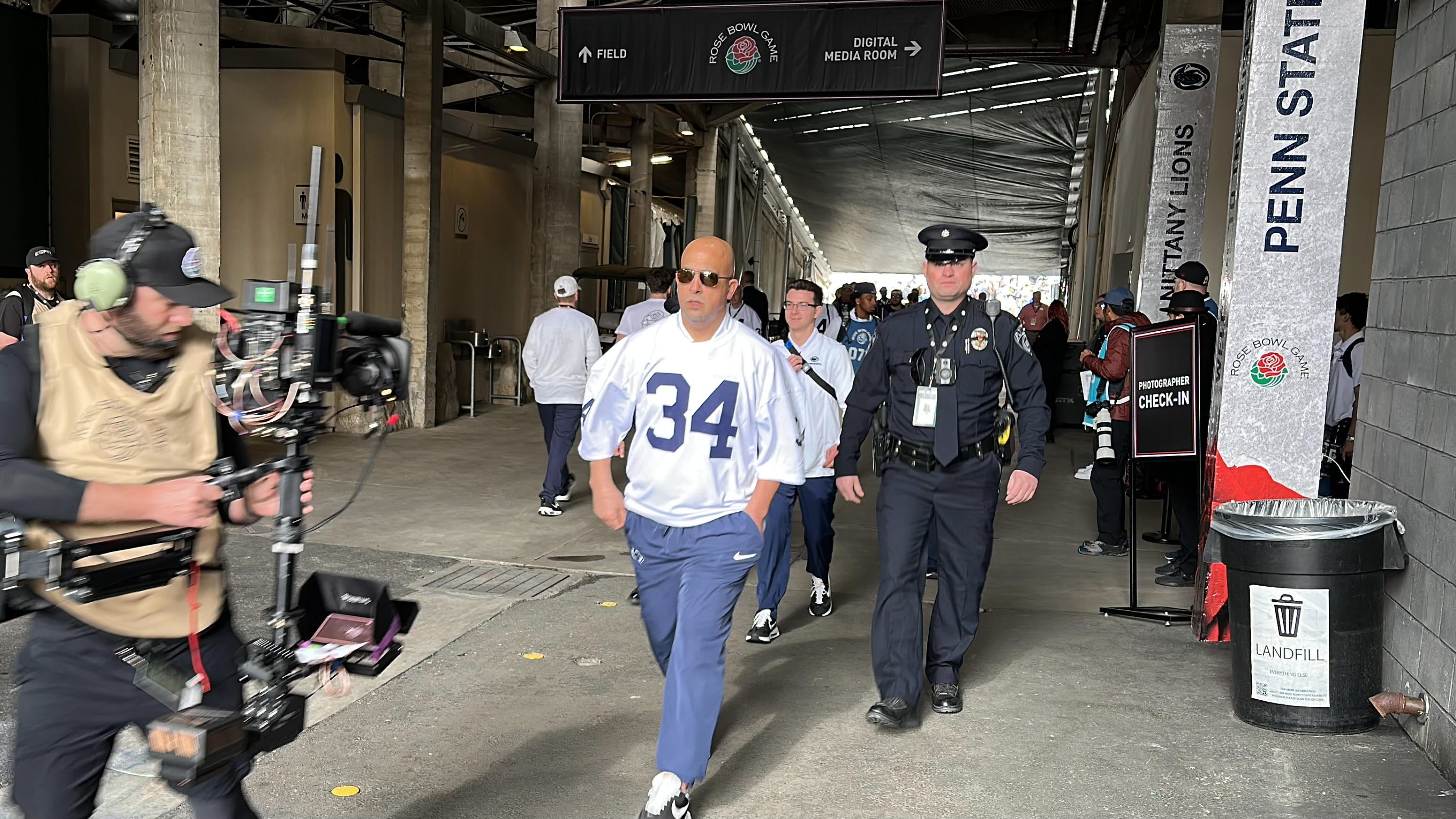 Penn State Players, Coaches Honor Franco Harris at Rose Bowl