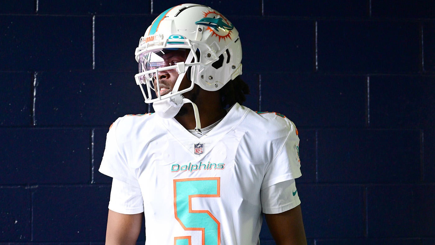Teddy Bridgewater injury update: Dolphins QB can't throw football yet with dislocated pinkie, iffy for Week 18