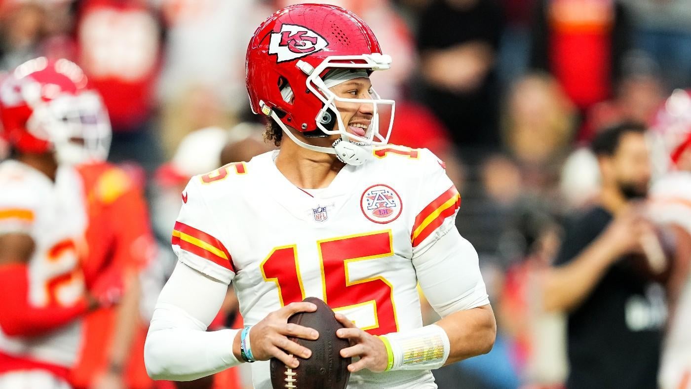 Chiefs' Patrick Mahomes passes Drew Brees for most total yards in a season in NFL history