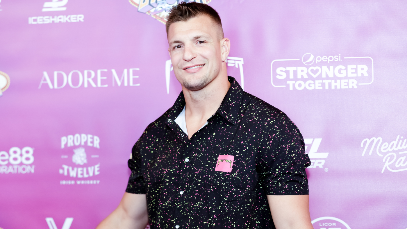 Rob Gronkowski set to attempt field goal during live Super Bowl LVII commercial