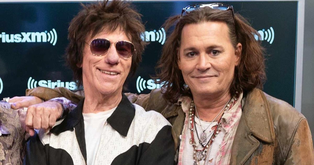 Johnny Depp Plays Guitar to Honor Jeff Beck at Tribute Show(01)