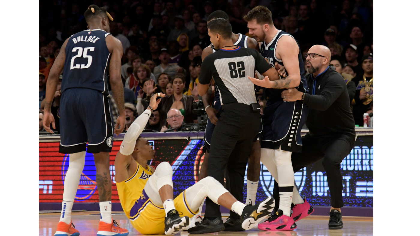 Lakers, Mavericks sama-sama mengeluh tentang wasit dalam slugfest lembur ganda yang kontroversial