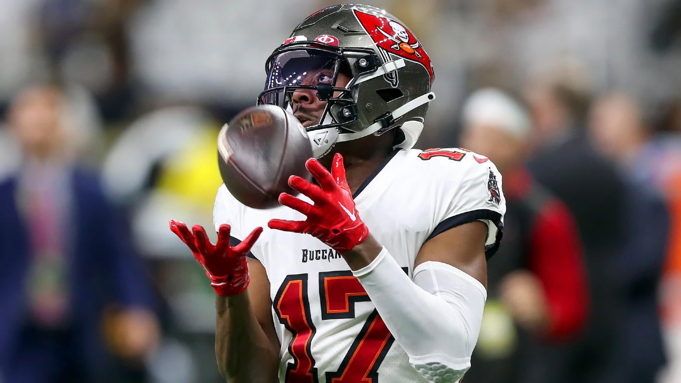Buccaneers' Russell Gage hospitalized with neck injury after leaving Cowboys game, will undergo further tests