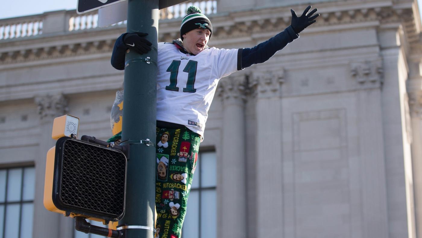 Philadelphia police greasing light poles ahead of 49ers-Eagles NFC Championship Game