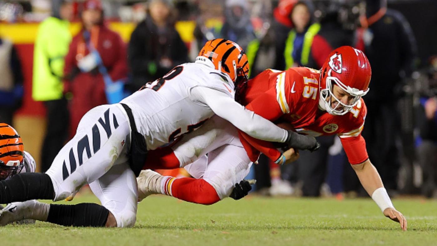 Bengals' Joseph Ossai embraced by teammates after costly penalty late in AFC title game loss to Chiefs