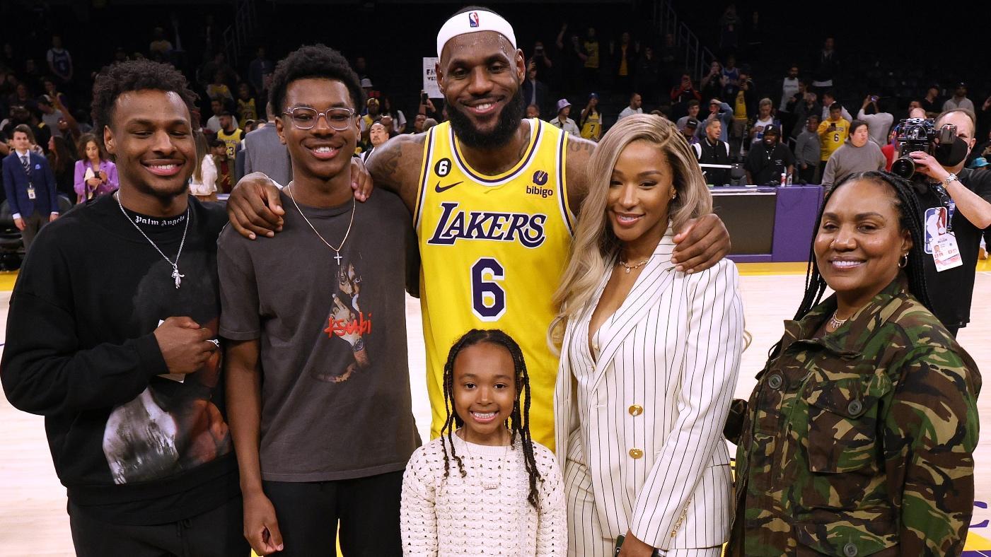 
                        WATCH: Savannah James shares heartfelt message with LeBron after he became NBA's all-time leading scorer
                    