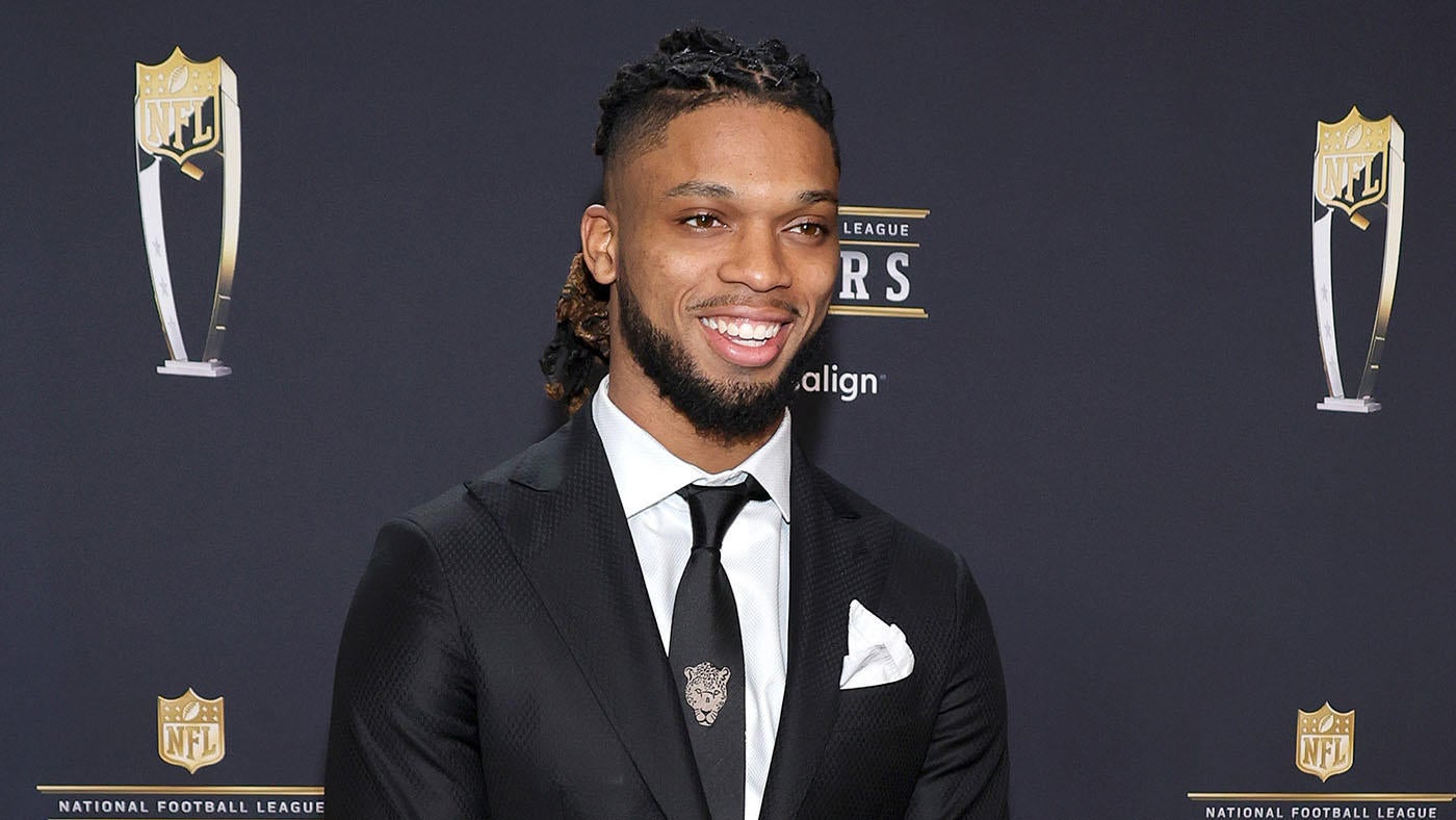 Bills' Damar Hamlin makes appearance at NFL Honors to accept community service award