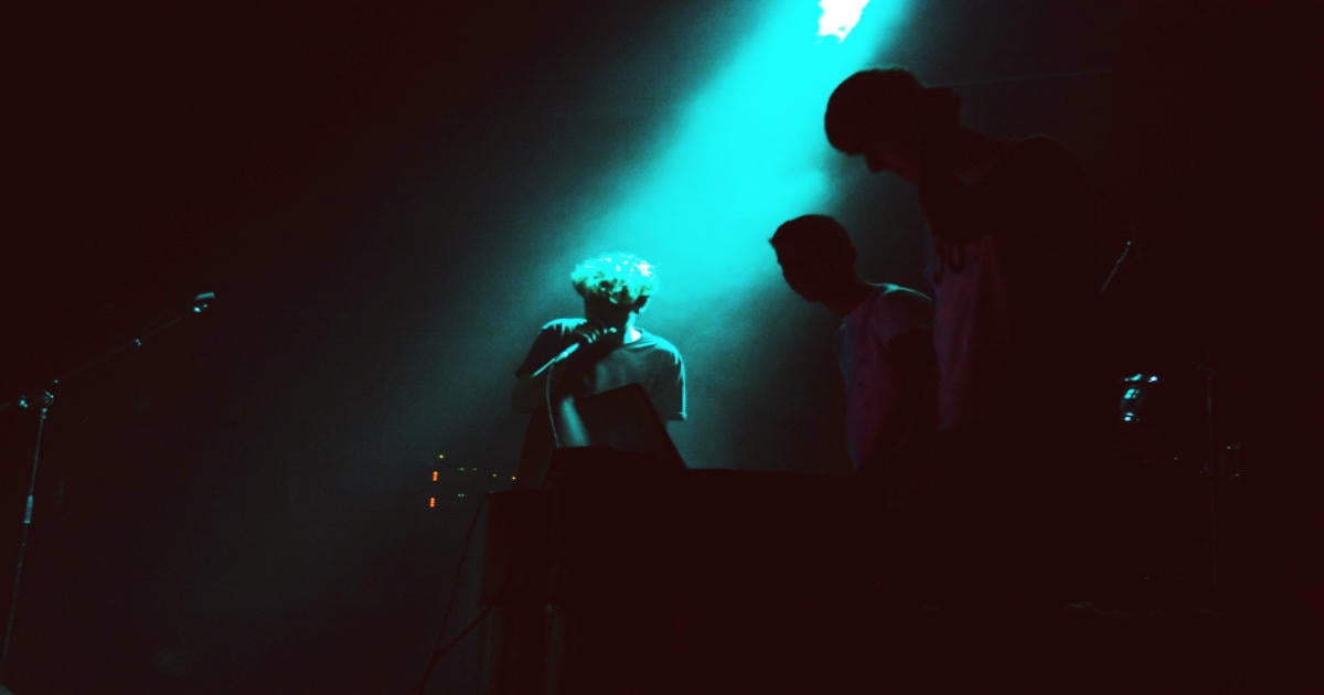 singer-in-blue-light