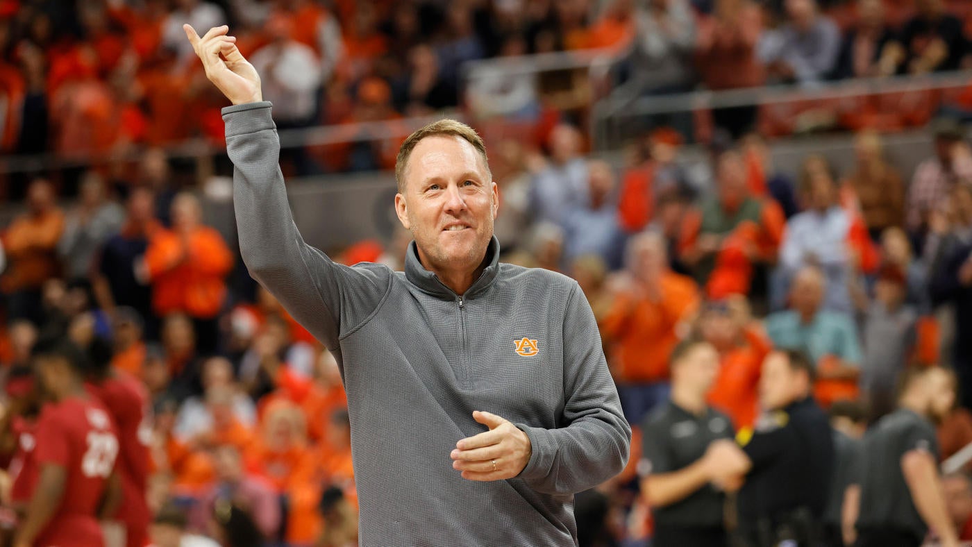 Hugh Freeze menavigasi tantangan baik di dalam maupun di luar lapangan saat ia bertujuan untuk membangun kembali program sepak bola Auburn