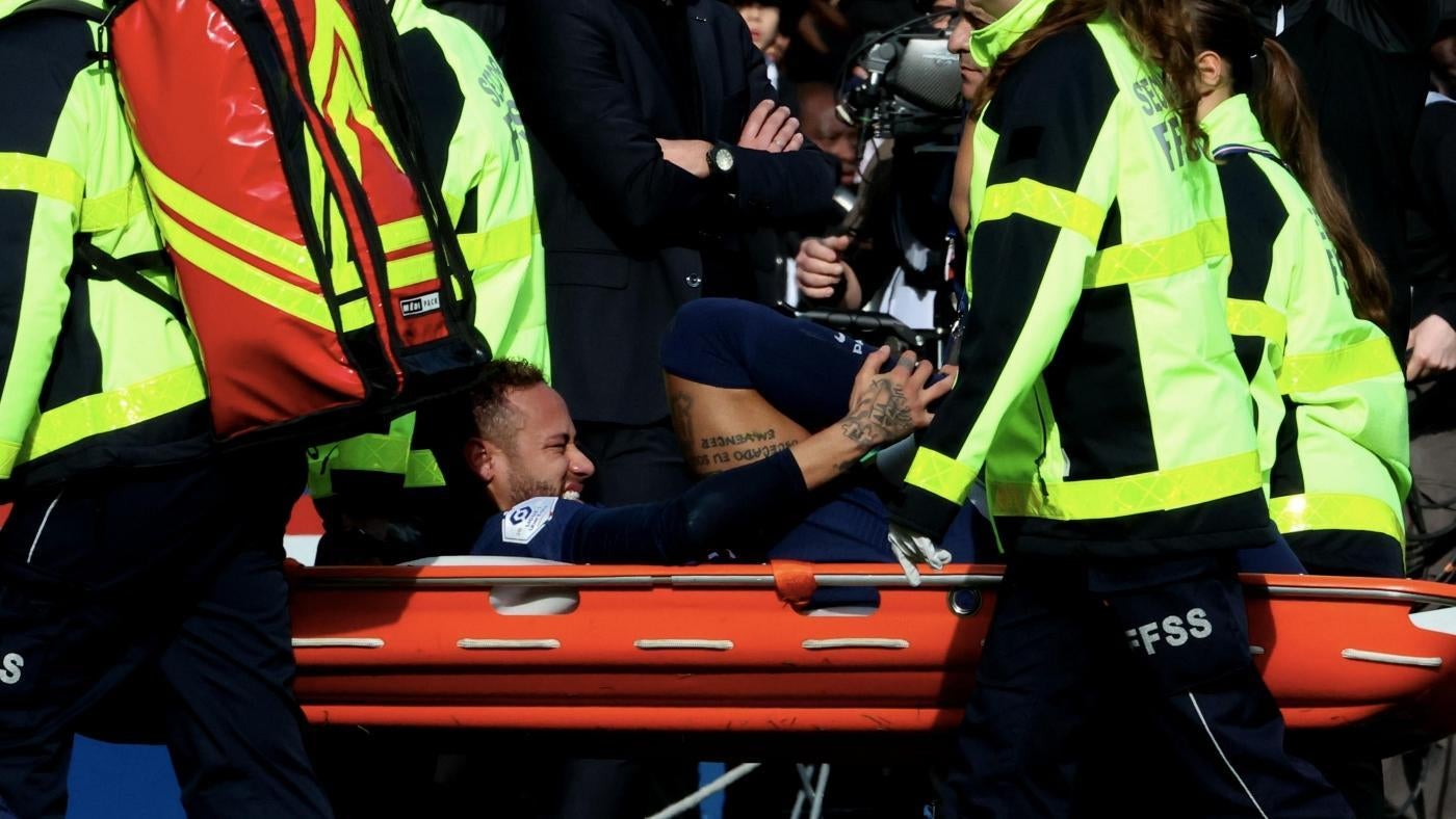 PSG vs Lille: Neymar cedera dan ditandu keluar saat Lionel Messi dan Kylian Mbappe menyelamatkan tim dalam film thriller