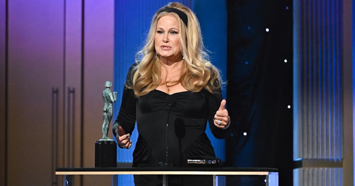 Jennifer Coolidge Gets Emotional Accepting SAG Award for 'The White Lotus'