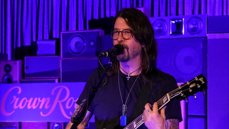 Foo Fighters' Dave Grohl Barbecues Overnight for 450 Homeless People at LA Shelter