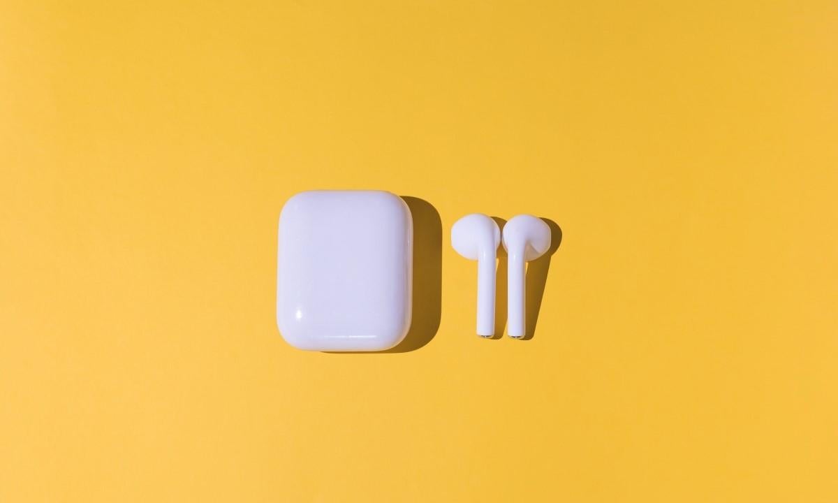 gettyimages-1319330177-airpods-apple-amazon-deals