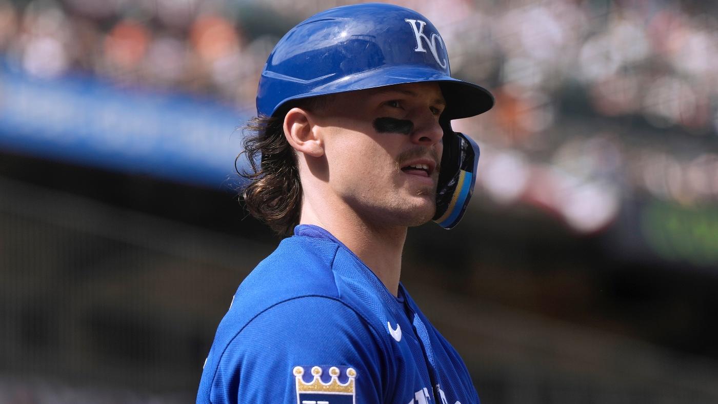 WATCH: Royals' Bobby Witt Jr. hits foul ball directly to his father at Globe Life Field
