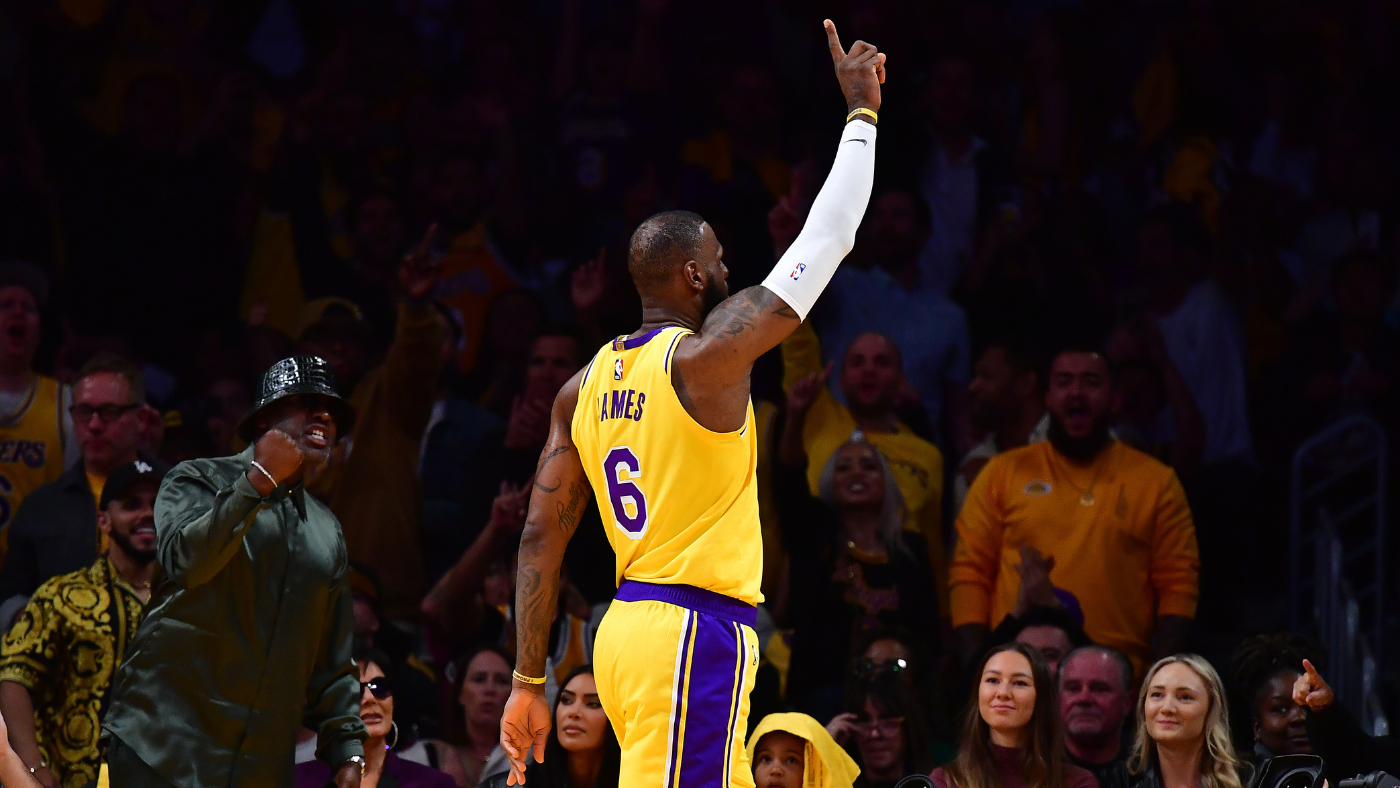 LeBron James takes over in fourth quarter to lead Lakers past