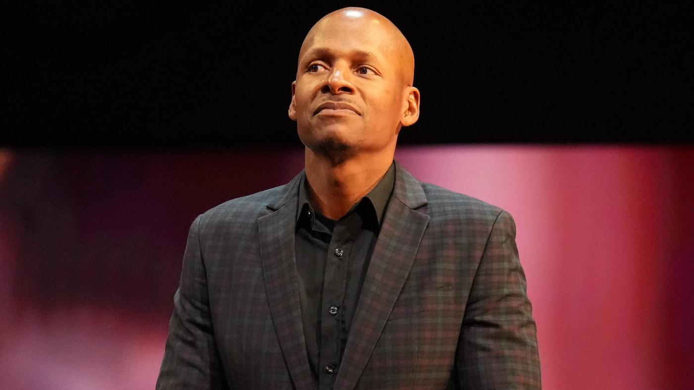 LOOK: NBA legend Ray Allen graduates from UConn, takes memorable photo with fellow graduates