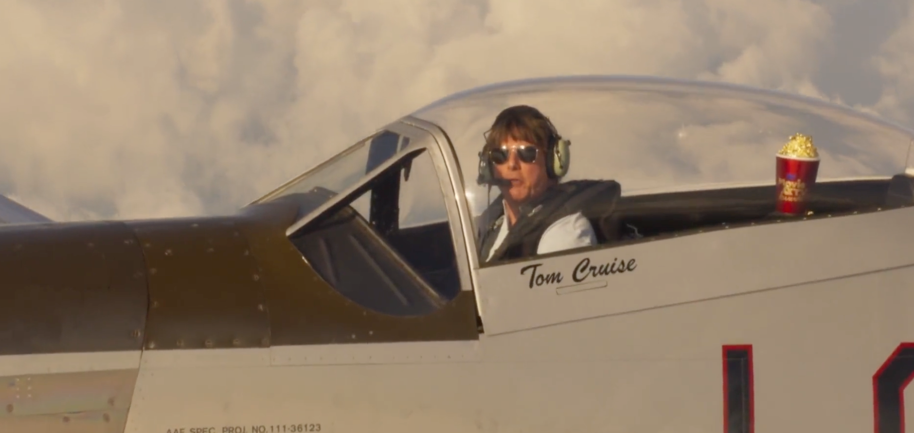 tom-cruise-mtv-movie-awards-plane-stunt