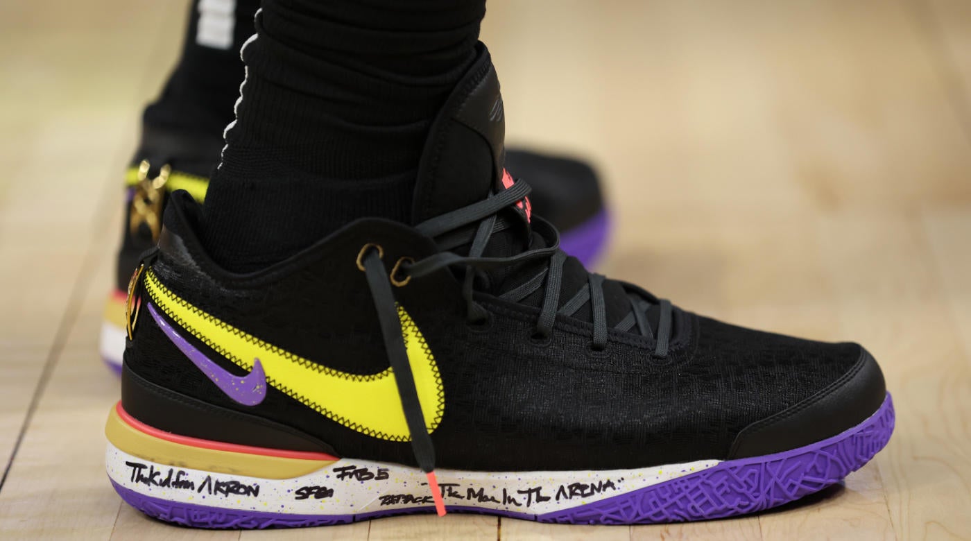 Cara mendapatkan sepatu yang dikenakan LeBron James di Playoff NBA 2023
