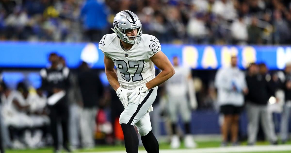 Former Raiders tight end Foster Moreau to step away from football after  blood cancer diagnosis