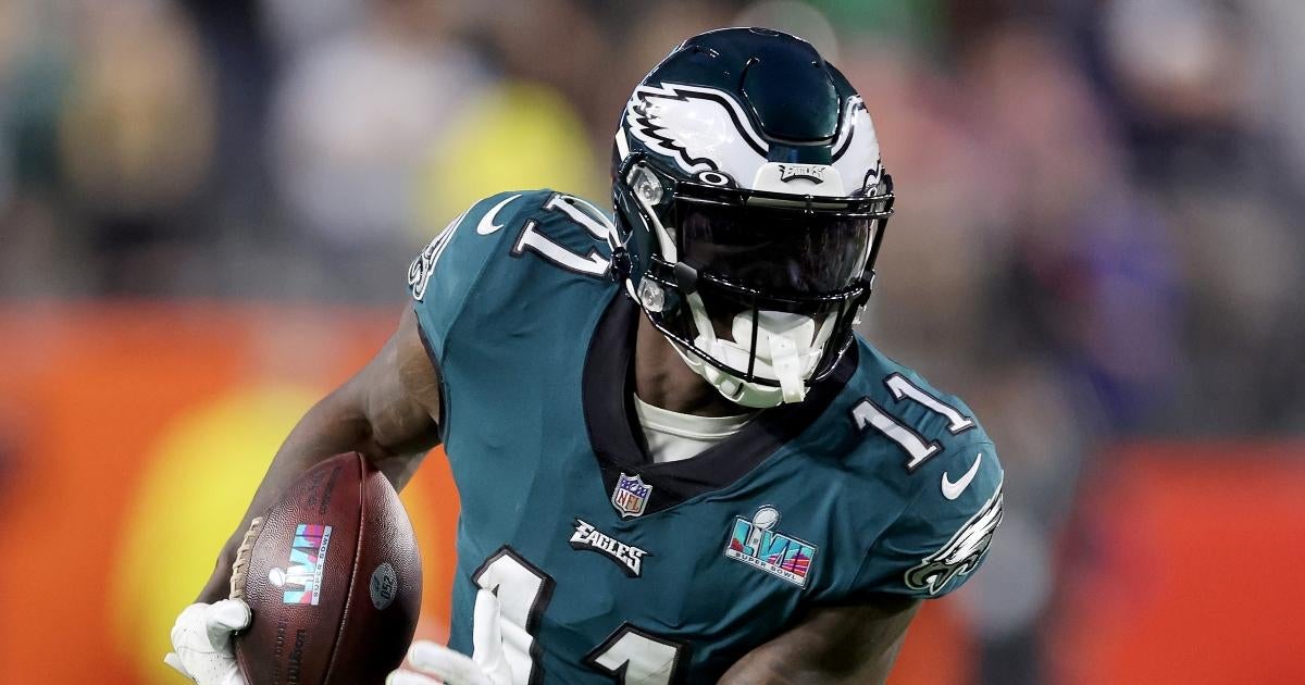 Eagles A.J. Brown narrowly escapes collision with car during