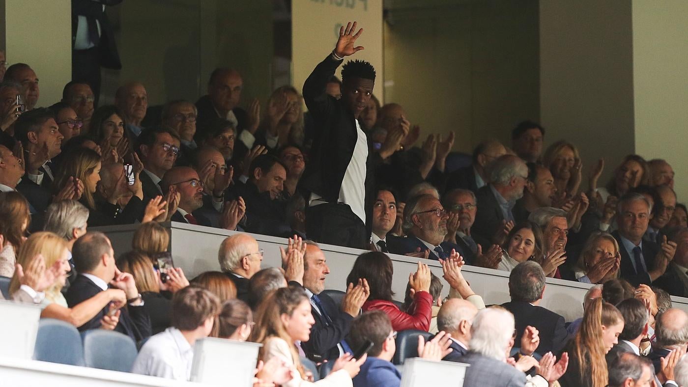 Para pemain Real Madrid mengenakan kaus Vinicius Jr. untuk mendukung sang bintang saat presiden La Liga mengeluarkan permintaan maaf