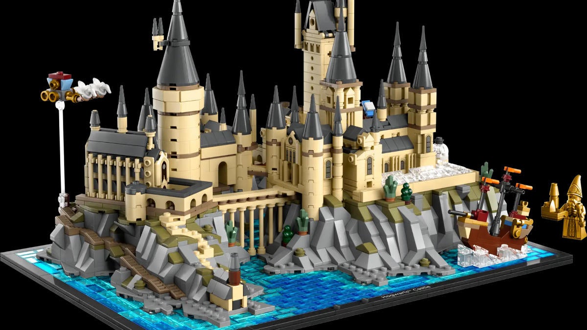 lego-hogwarts-and-grounds-top