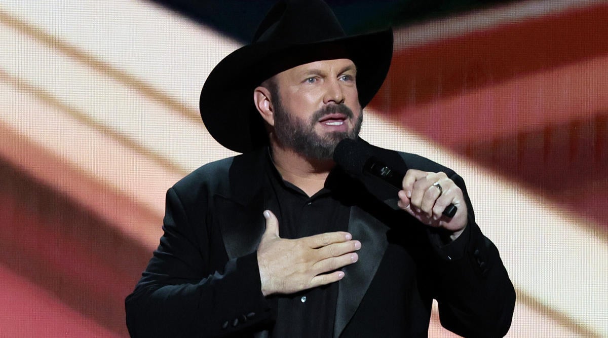 Garth Brooks Extends Olive Branch With Menu at New Nashville Bar Garth Brooks Extends Olive Branch With Menu at New Nashville Bar