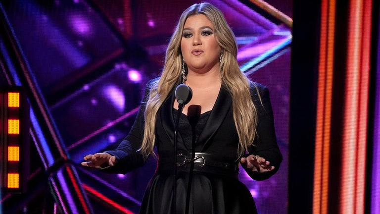 Kelly Clarkson Fans Gush Over Her Slim Figure in New Photo
