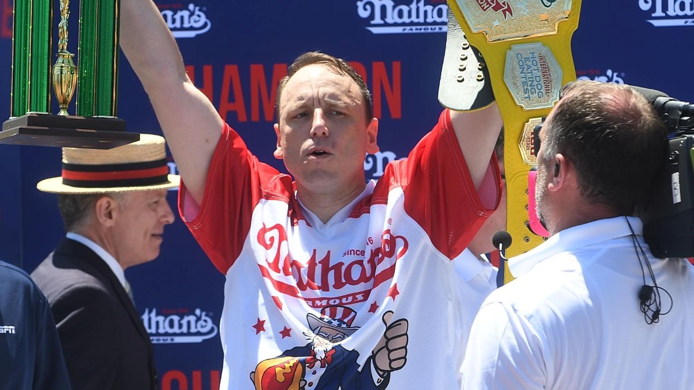 Joey Chestnut sets new record at post-pandemic hot dog race - WTOP News