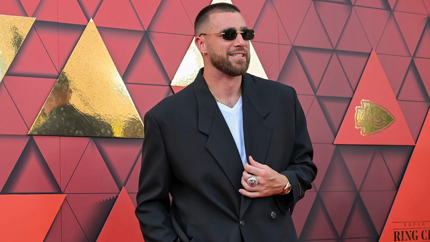 Travis Kelce says he tried to give Taylor Swift his phone number before concert but was denied