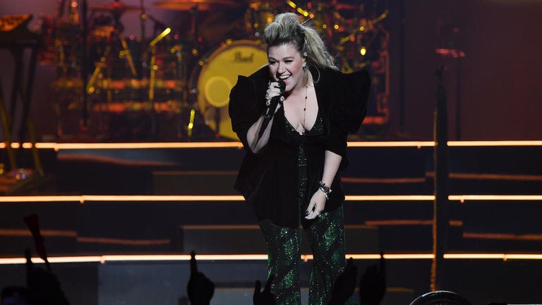 Kelly Clarkson Has NSFW Reaction to Fan's Flirty Confession