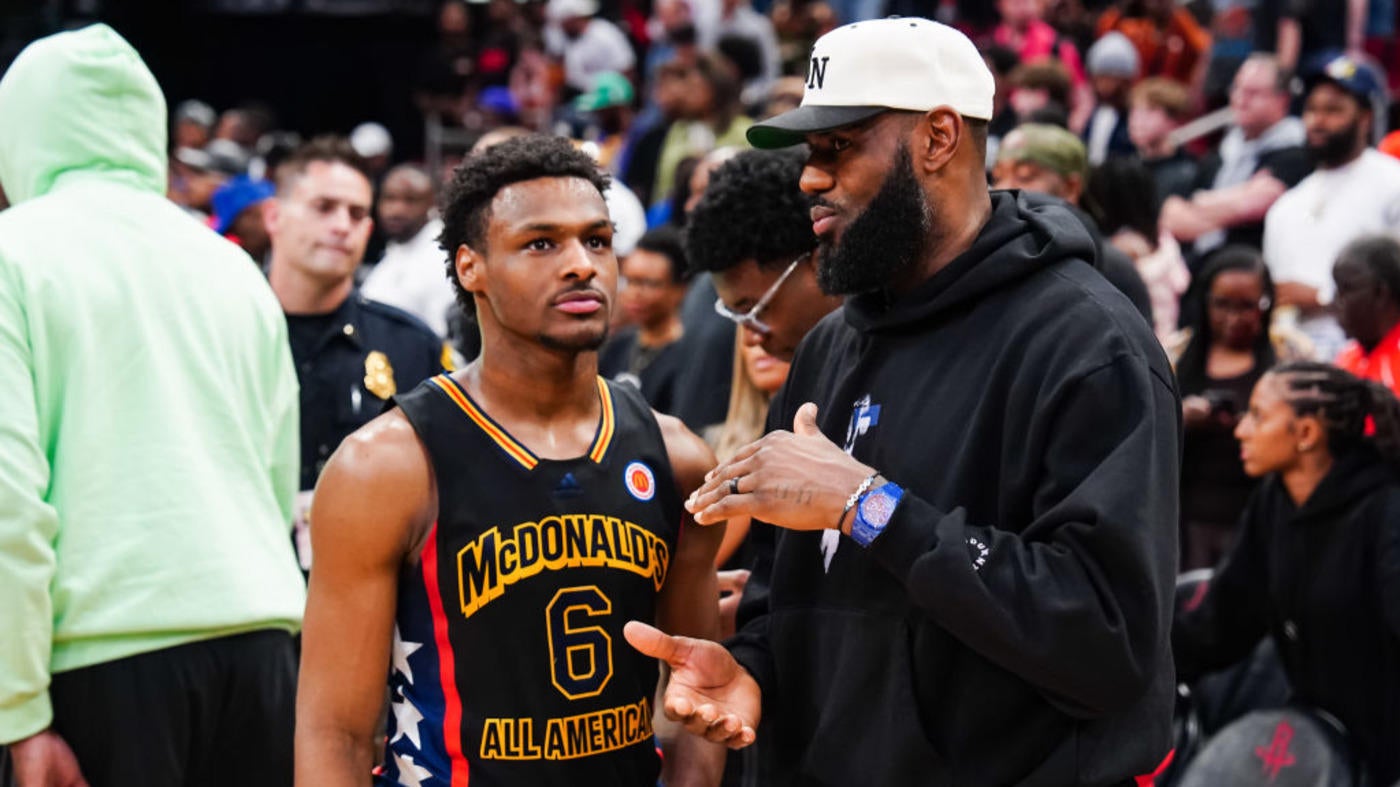 
                        LOOK: Lakers' LeBron James, USC's Bronny James accompany Drake to the stage for concert at Crypto.com Arena
                    