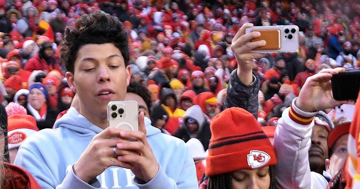 jackson-mahomes-chiefs-game-battery-case