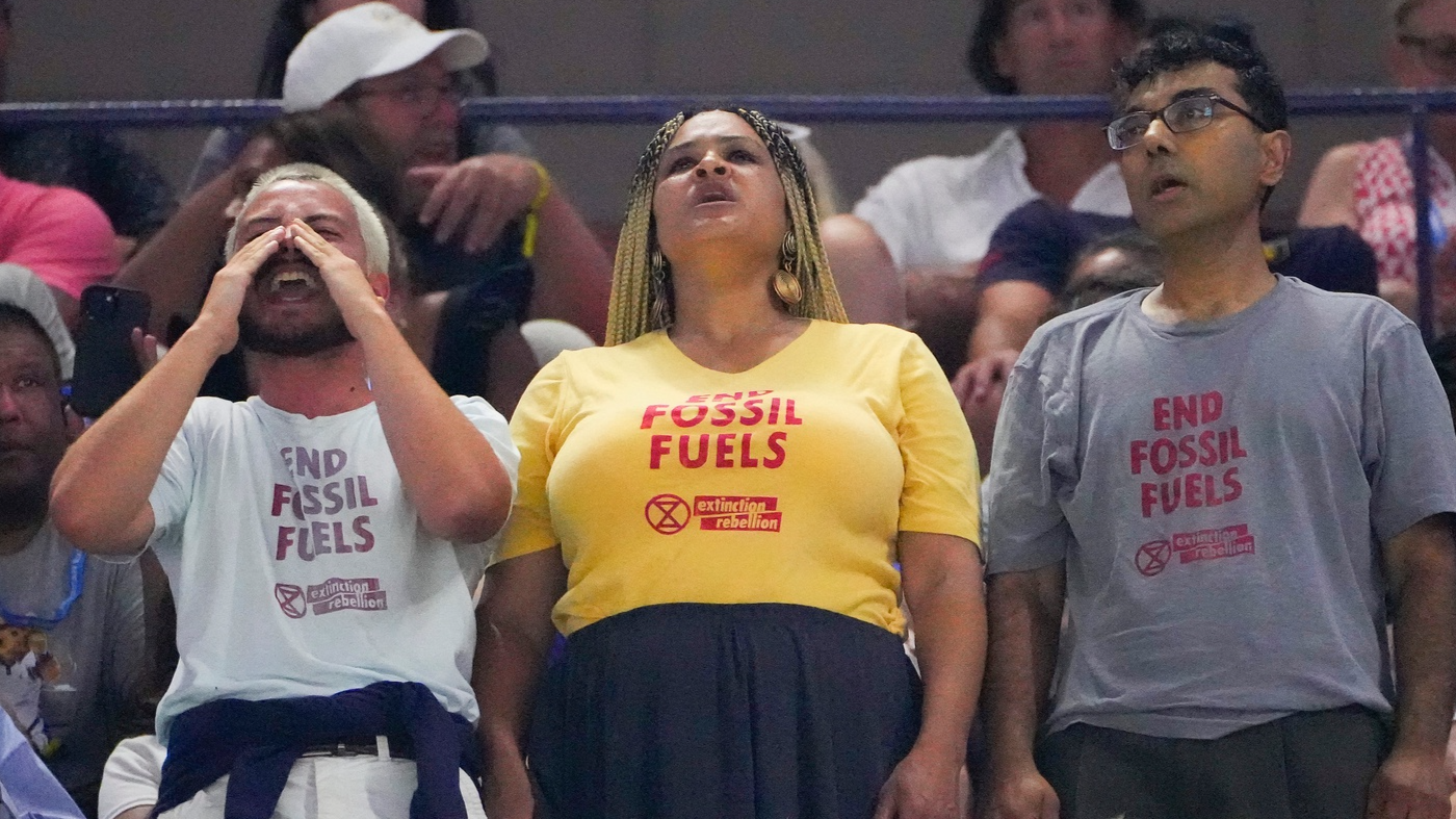 US Open 2023: Coco Gauff vs. Karolina Muchova match delayed after climate protesters cause commotion in stands